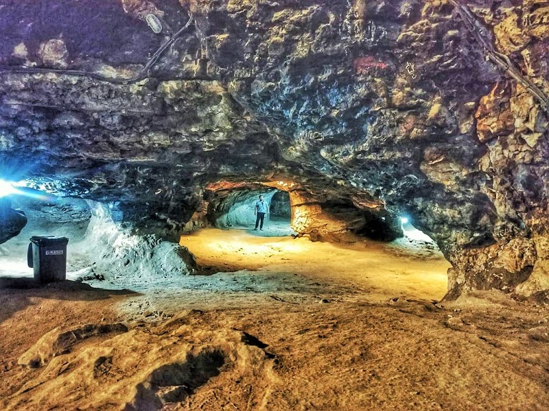 Die Kharvatu-Höhle, ein großes Ensemble iranischer Felsarchitektur.